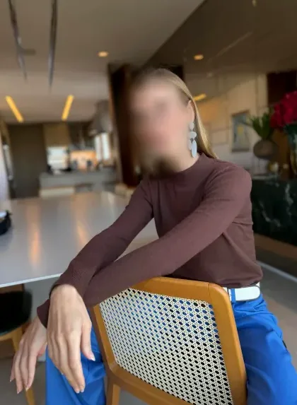 Andrea, 39