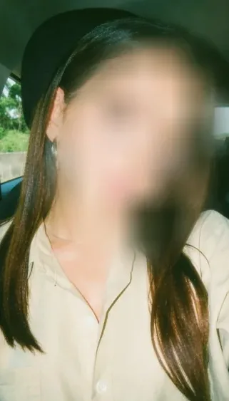 Rosa, 25